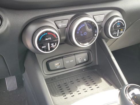 Used 2025 Hyundai Venue Limited FWD image 27
