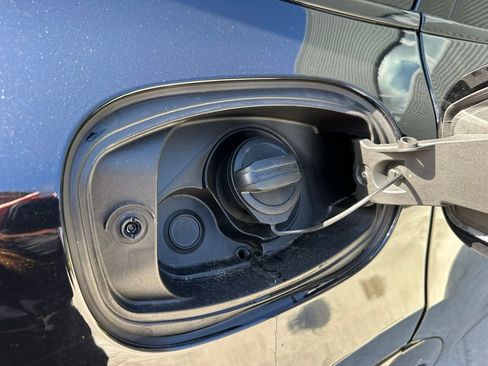 Used 2022 Porsche Cayenne Platinum Edition image 40