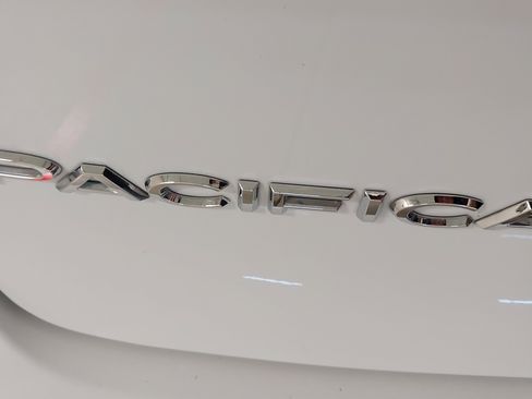 Used 2024 Chrysler Pacifica Select image 32