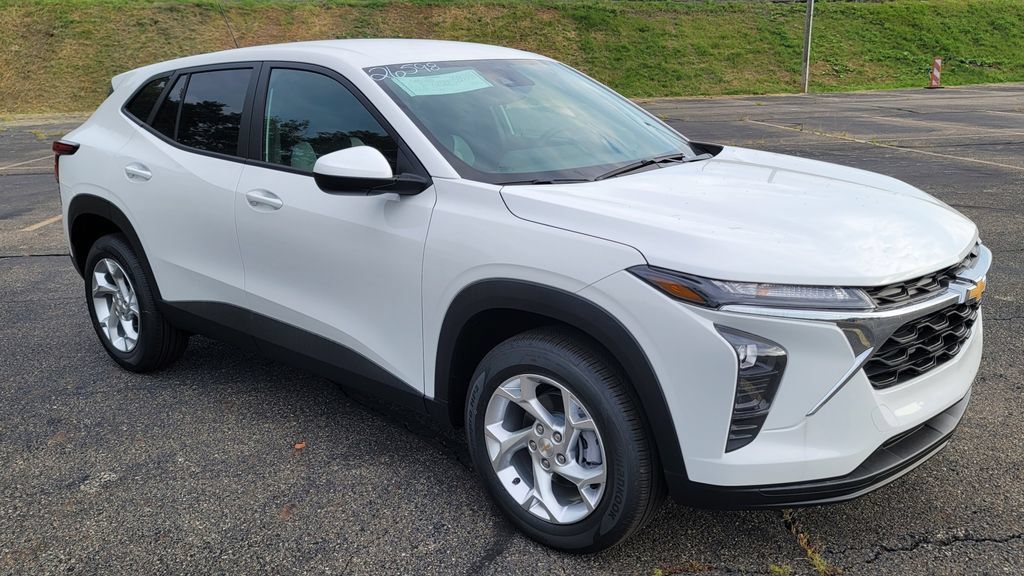 New 2026 Chevrolet Trax LS w/ LS Convenience Package FWD image 2