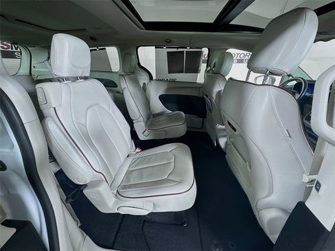 Used 2020 Chrysler Pacifica Limited image 29