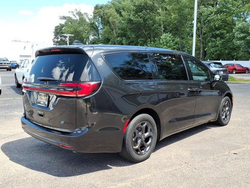 Used 2022 Chrysler Pacifica Touring-L w/ S Appearance Package FWD image 10