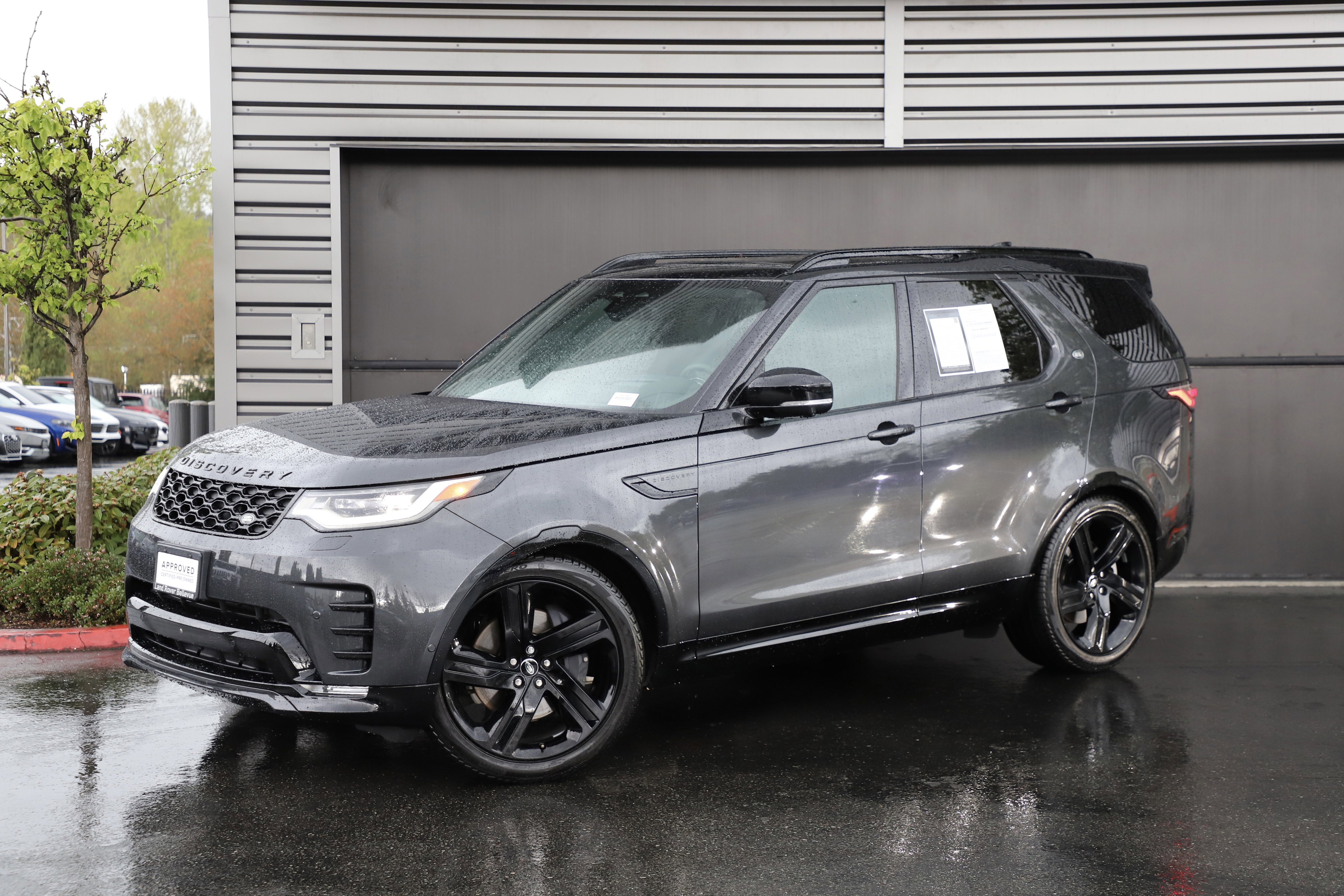 Certified 2025 Land Rover Discovery Dynamic SE AWD/4WD image 1