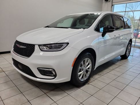 New 2026 Chrysler Pacifica Select image 3