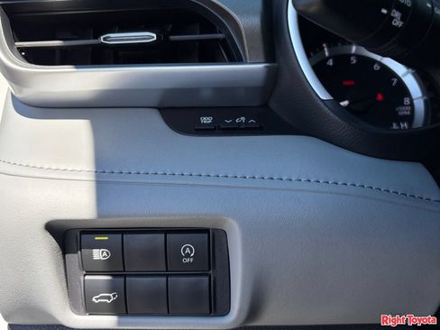 Certified 2025 Toyota Highlander XLE FWD image 32