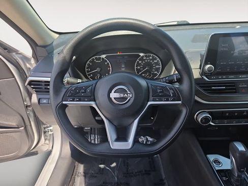 Used 2024 Nissan Altima 2.5 SV FWD image 12