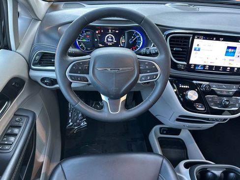 Used 2024 Chrysler Pacifica Select image 17