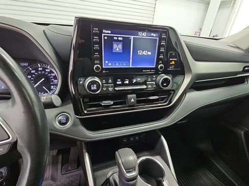 Used 2021 Toyota Highlander XLE AWD/4WD image 13