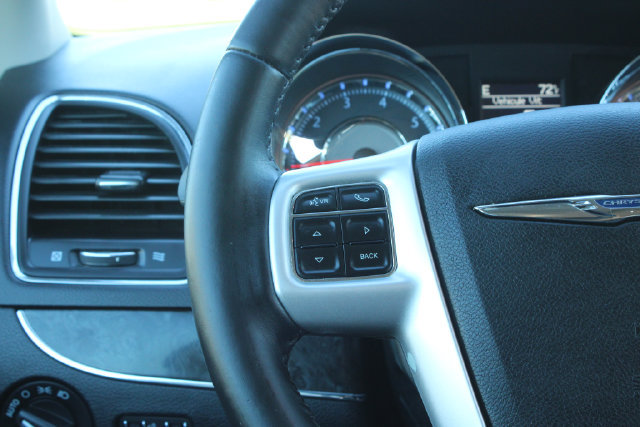 Used 2016 Chrysler Town & Country Touring FWD image 21