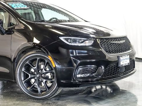 Used 2025 Chrysler Pacifica Limited FWD image 3