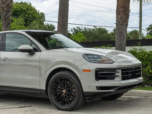 Used 2025 Porsche Cayenne Coupe AWD/4WD image 11