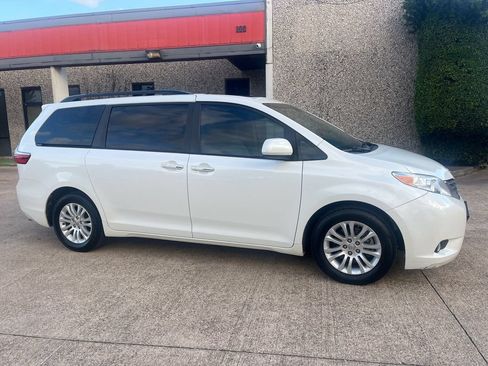 Used 2017 Toyota Sienna XLE Premium FWD image 10