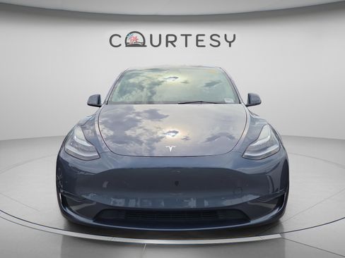 Used 2023 Tesla Model Y Long Range AWD/4WD image 2