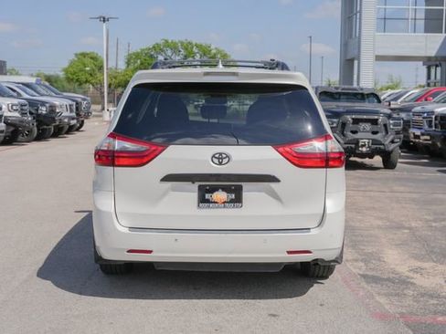 Used 2020 Toyota Sienna Limited Premium image 7