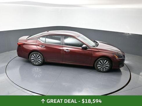 Used 2024 Nissan Altima 2.5 SV image 14