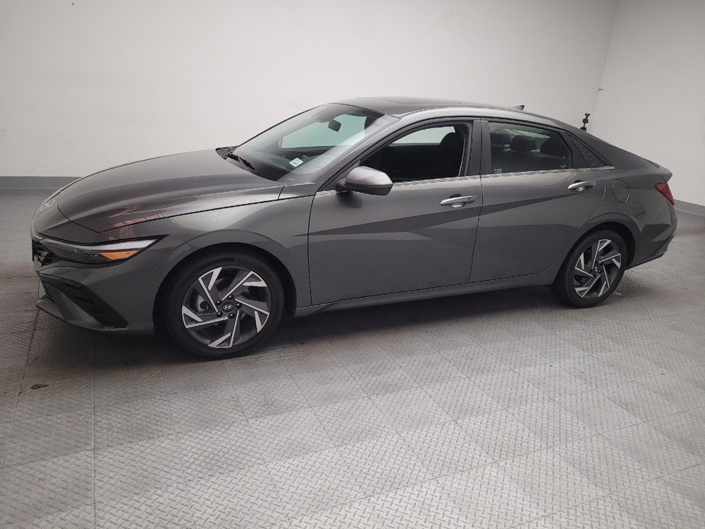 Used 2025 Hyundai Elantra SEL FWD image 2