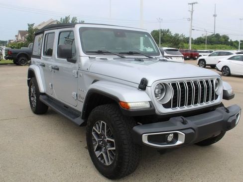 Used 2024 Jeep Wrangler Unlimited Sahara w/ Technology Group AWD/4WD image 7