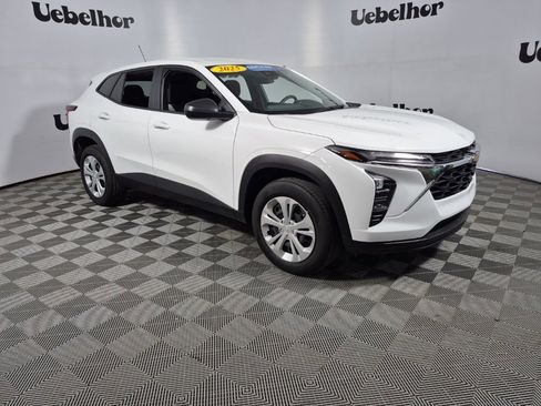 Certified 2025 Chevrolet Trax LS image 1