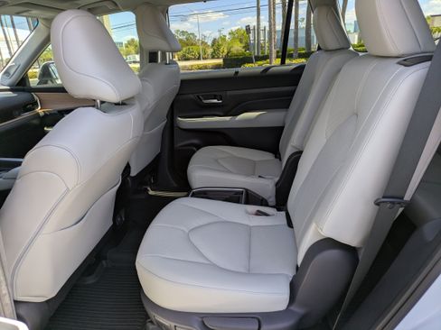 Used 2025 Toyota Grand Highlander FWD image 13
