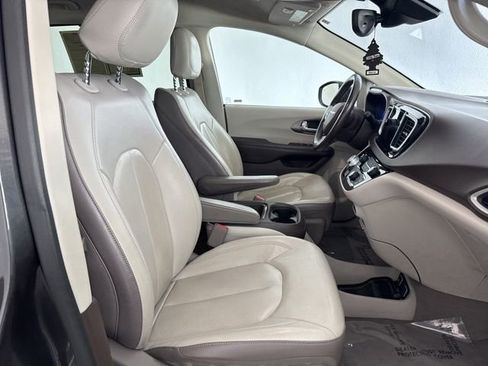 Used 2019 Chrysler Pacifica Touring-L w/ Advanced Safetytec Group image 25