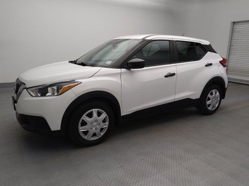 Used 2020 Nissan Kicks S image 2