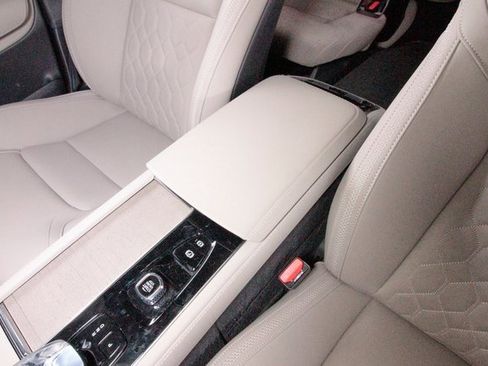 Certified 2025 Volvo XC90 T8 Plus w/ Protection Package Premier image 11