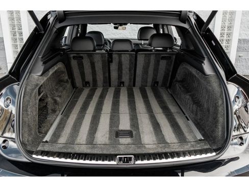 Used 2022 Bentley Bentayga image 45