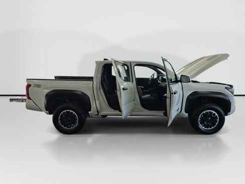 Used 2024 Toyota Tacoma TRD Off-Road AWD/4WD image 9