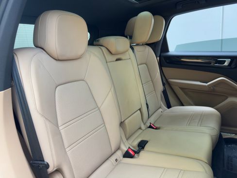 Used 2022 Porsche Cayenne AWD/4WD image 43
