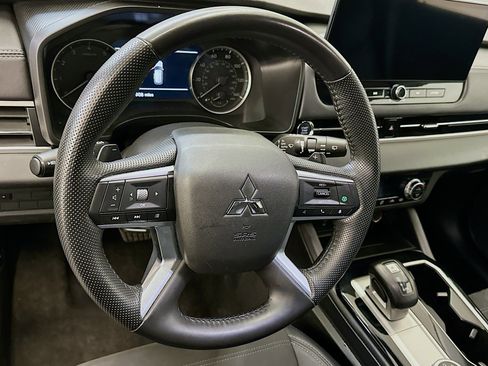 Used 2025 Mitsubishi Outlander SE image 18