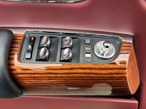 Used 2010 Rolls-Royce Phantom Drophead Coupe image 12