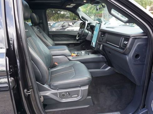 Used 2023 Ford Expedition Platinum AWD/4WD image 3