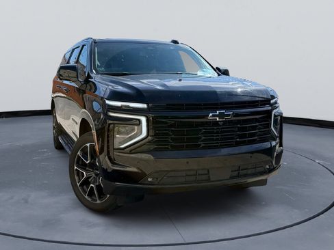 Used 2025 Chevrolet Suburban RST image 2