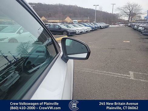 Certified 2025 Volkswagen Taos SE image 34