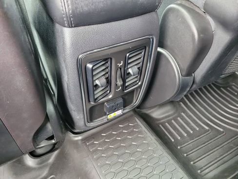 Used 2012 Jeep Grand Cherokee Laredo w/ Laredo E Group AWD/4WD image 12