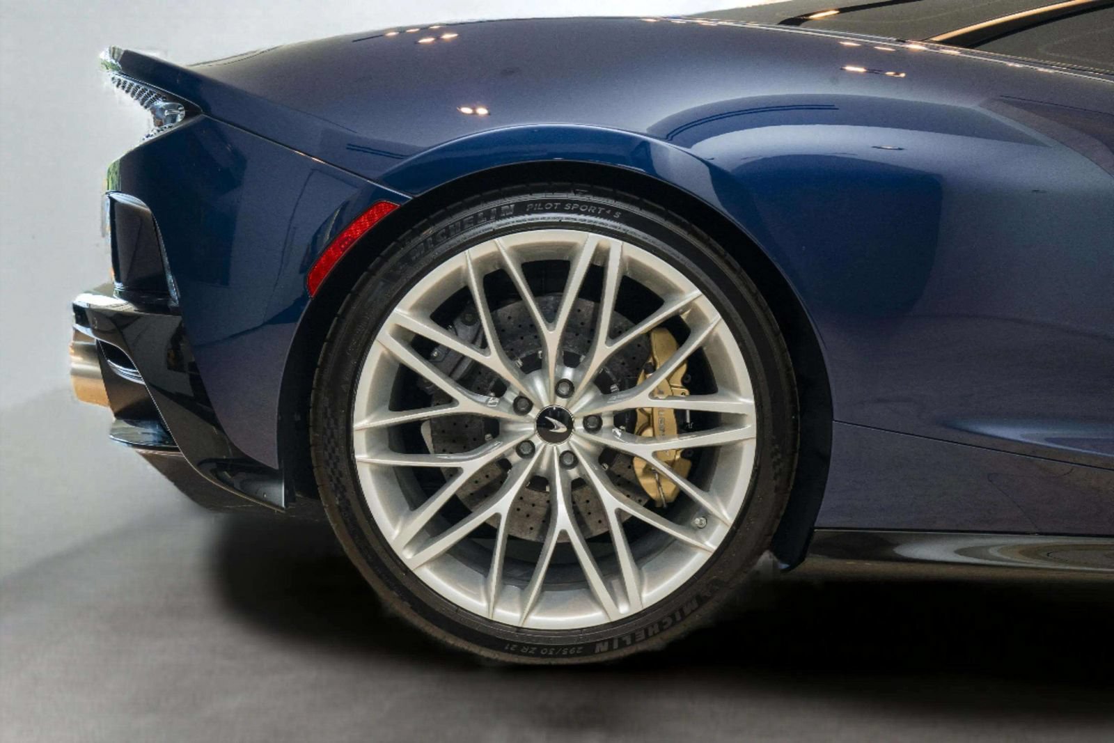 Used 2023 McLaren GT RWD image 34