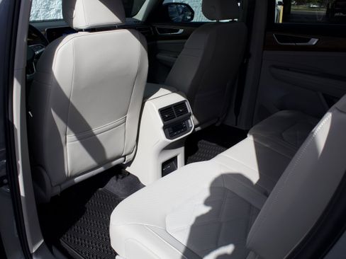 Used 2024 Volkswagen Atlas SE AWD/4WD image 25