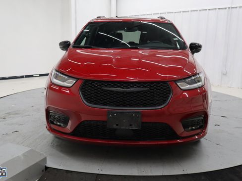 Used 2025 Chrysler Pacifica Limited image 11