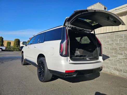 Certified 2023 Cadillac Escalade ESV Sport Platinum image 9