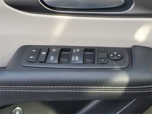 Used 2024 Chrysler Pacifica Select image 25