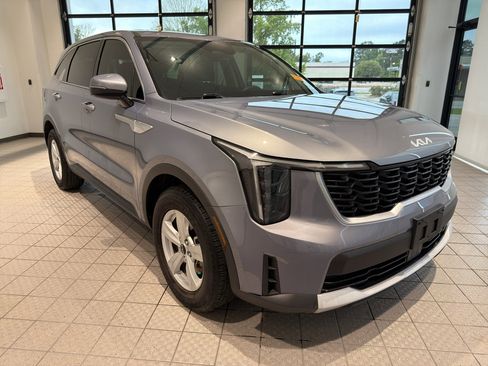 Used 2024 Kia Sorento LX image 7