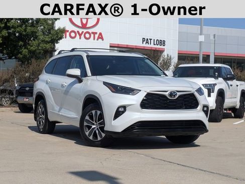 Used 2022 Toyota Highlander XLE image 2