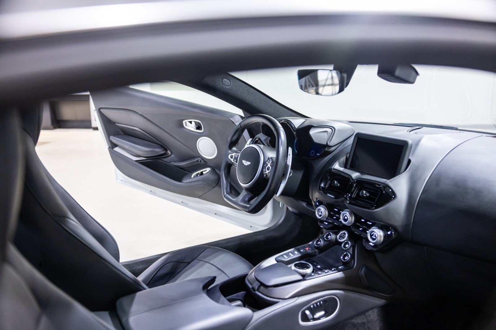 Used 2023 Aston Martin V8 Vantage Coupe RWD image 30
