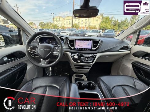 Used 2024 Chrysler Pacifica Limited FWD image 13