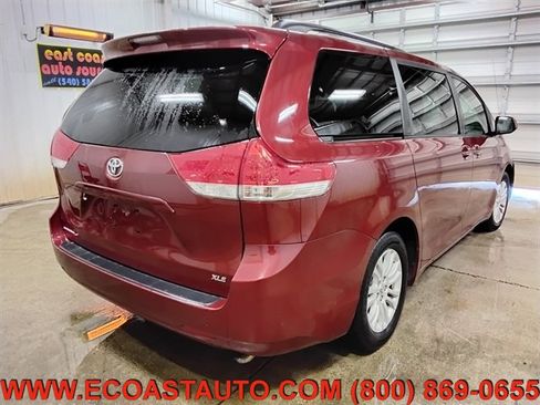 Used 2014 Toyota Sienna XLE image 3
