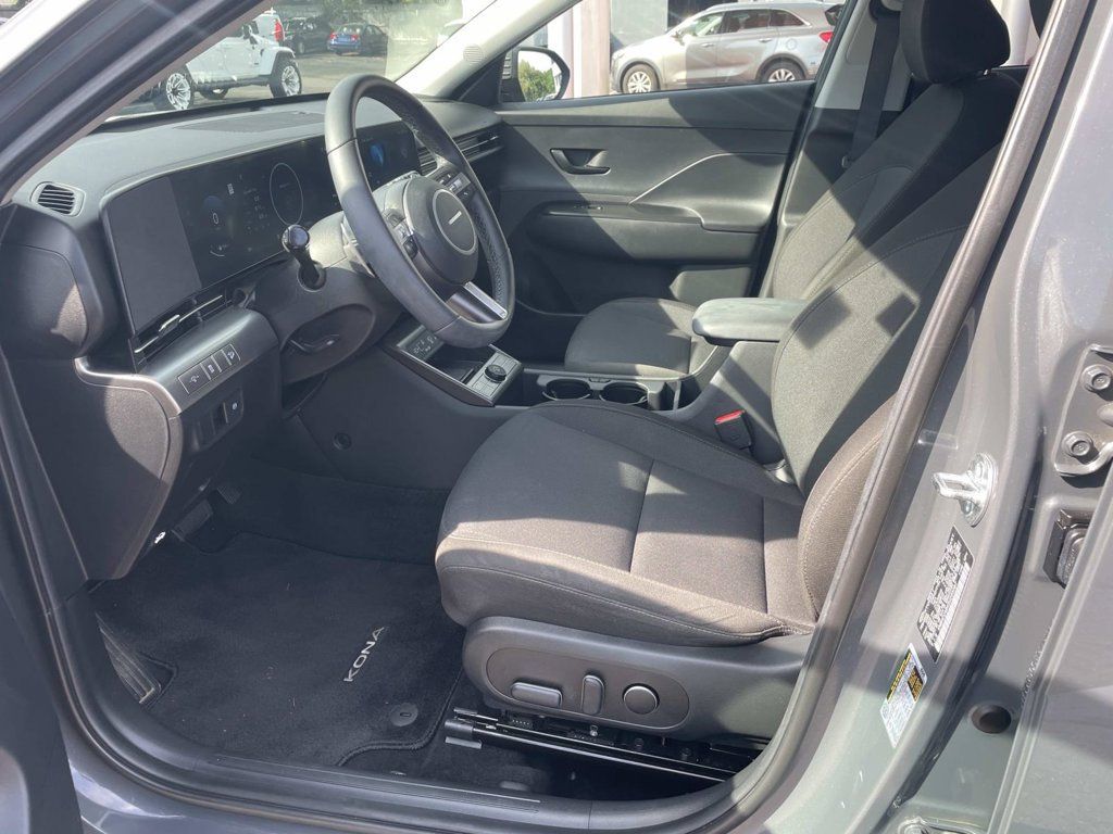 Used 2025 Hyundai Kona SEL AWD/4WD image 16