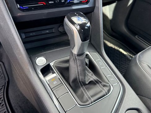 Used 2022 Volkswagen Tiguan SE R-Line image 22