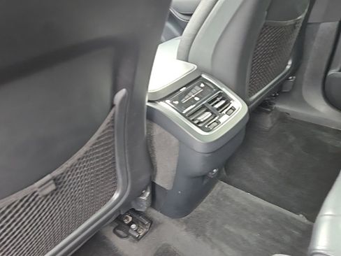 Used 2021 Volvo XC90 T6 Momentum w/ Climate Package image 11