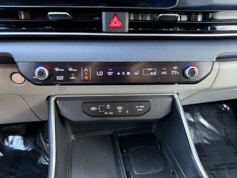 Used 2025 Kia Carnival EX image 24