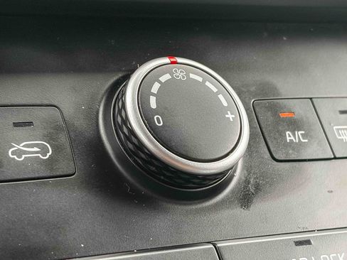 Used 2024 Kia Carnival LX image 27